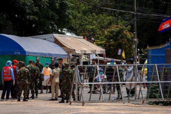 Dua tentara Kamboja yang ditahan di Thailand, dibebaskan dari tahanan, di kota O Smach dekat perbatasan Thailand dan Kamboja, Kamboja, 1 Agustus 2025. REUTERS 