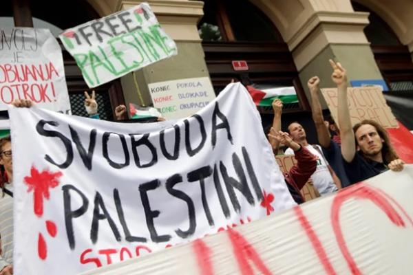 Para pengunjuk rasa ikut serta dalam demonstrasi menentang kekerasan di Jalur Gaza, di Maribor, Slovenia. (FOTO: REUTERS) 