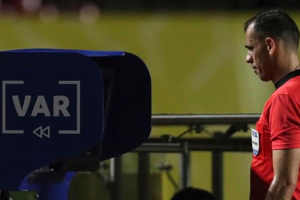 Ilustrasi - wasit sedang menggunakan VAR dalam sebuah pertandingan sepak bola (Foto: Sky Sports) 