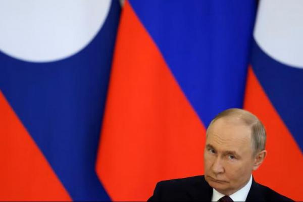 Presiden Rusia Vladimir Putin menghadiri upacara pertukaran dokumen setelah pembicaraan dengan Presiden Laos Thongloun Sisoulith di Kremlin di Moskow, Rusia, 31 Juli 2025. REUTERS 