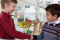 Ilustrasi - anak kecil yang sedang saling memaafkan (Foto: Istockphoto)
