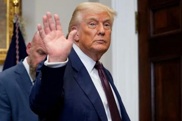 Presiden AS Donald Trump melambaikan tangan saat meninggalkan Ruang Roosevelt usai menandatangani perintah eksekutif untuk mengaktifkan kembali Tes Kebugaran Presiden, di Gedung Putih di Washington, AS, 31 Juli 2025. REUTERS 