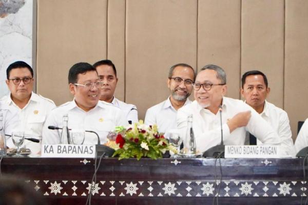 Kepala Badan Pangan Nasional/National Food Agency (NFA)  Arief Prasetyo Adi mendampingi kunjungan kerja Menteri Koordinator Bidang Pangan Zulkifli Hasan ke Desa Kekeri, Lombok Barat, Nusa Tenggara Barat (NTB), Sabtu (2/8/2025).(foto:NFA) 