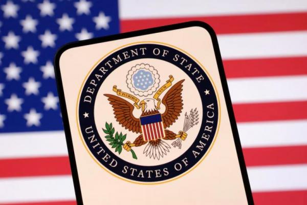 Logo Departemen Luar Negeri Amerika Serikat dan bendera AS terlihat dalam ilustrasi ini yang diambil pada 23 April 2025. REUTERS 
