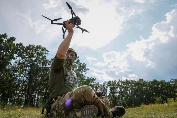 Seorang siswa sekolah pilot drone berlatih dalam sebuah pelajaran, di lokasi yang dirahasiakan, Ukraina, 30 Juni 2023. REUTERS 