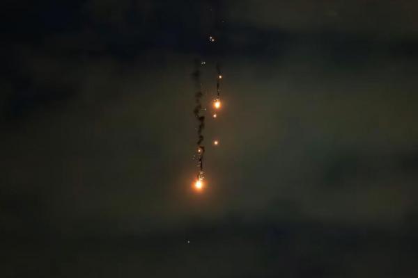 Sebuah ledakan drone terlihat di langit kota selama serangan drone Rusia, di Kyiv, Ukraina, 4 Juli 2025. REUTERS 