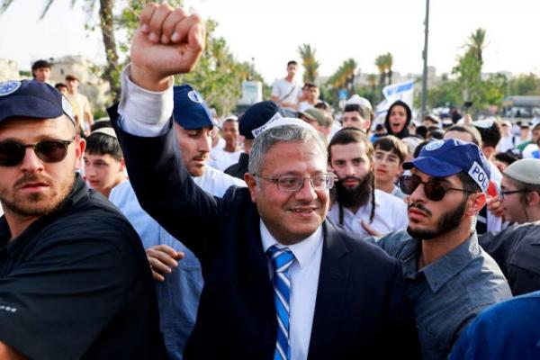 Menteri Keamanan Nasional Israel, Itamar Ben-Gvir, berjalan kaki mengunjungi Gerbang Damaskus menuju Kota Tua Yerusalem, di Yerusalem, 26 Mei 2025. REUTERS 