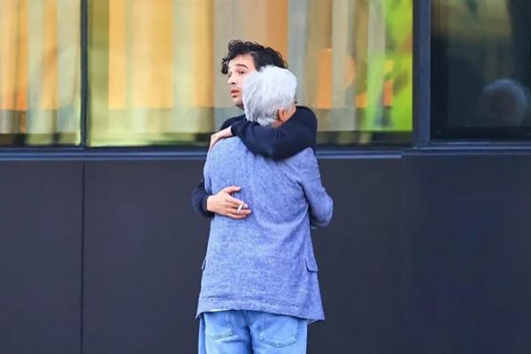 Matty Healy terlihat menghibur ibunya yang menangis, Denise Welch, sambil berdiri di luar sebuah restoran di West Hollywood pada hari Kamis (30/7/2025). (FOTO: BACKGRID) 