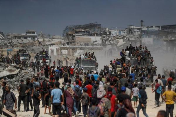 Warga Palestina naik ke truk saat mereka mencari pasokan bantuan yang masuk ke Gaza melalui Israel di Beit Lahia, Jalur Gaza utara, 1 Agustus 2025. REUTERS 