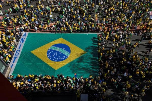 Foto drone menunjukkan para pendukung mantan Presiden Brasil Jair Bolsonaro berdemonstrasi menentang Mahkamah Agung dalam persidangannya, di Sao Paulo, Brasil, 3 Agustus 2025. REUTERS 