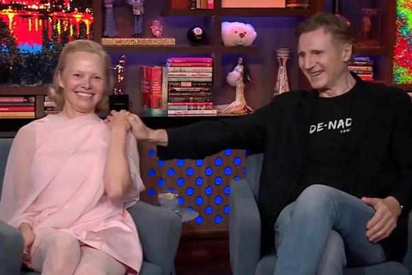 Putra Liam Neeson Bereaksi terhadap Kisah Cinta Sang Ayah dengan Pamela Anderson. (FOTO: BRAVO) 