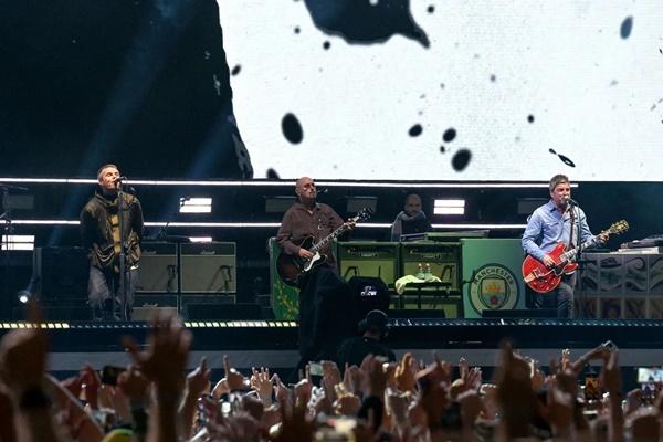 Oasis di atas panggung pada konser mereka di Cardiff pada tanggal 4 Juli 2025. (FOTO: SHUTTERSTOCK) 