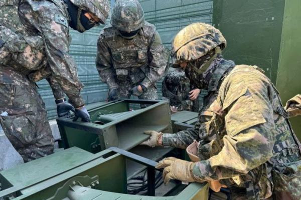 Tentara Korea Selatan mengerjakan pengeras suara untuk siaran propaganda di dekat zona demiliterisasi yang memisahkan kedua Korea di Paju, Korea Selatan, dalam gambar yang dirilis pada 9 Juni 2024. Handout via REUTERS 