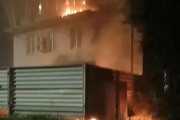 Asap dan api mengepul dari sebuah gedung di dekat stasiun kereta Archeda, di Frolovo, wilayah Volgograd, Rusia, dirilis pada 4 Agustus 2025. Medsos via REUTERS 