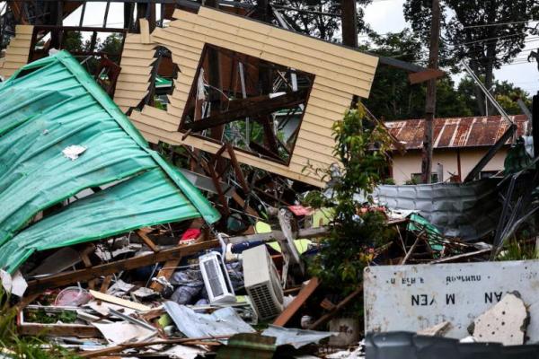 Sebuah rumah yang rusak akibat penembakan Kamboja terlihat di provinsi Sisaket, di Thailand, 28 Juli 2025. REUTERS 