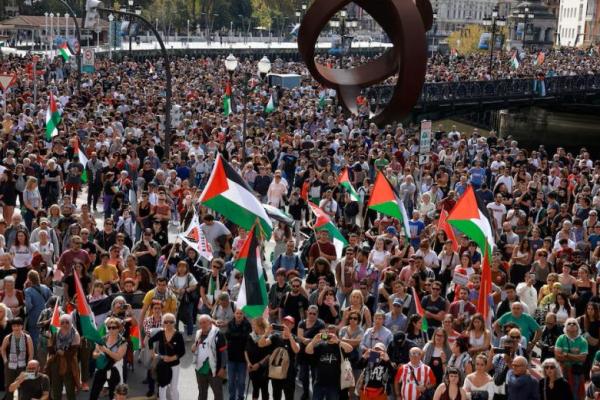 Orang-orang mengibarkan bendera selama demonstrasi untuk mendukung warga Palestina, yang diselenggarakan oleh Palestinarekin Elkartasuna di Bilbao, Spanyol, 5 Oktober 2024. REUTERS 