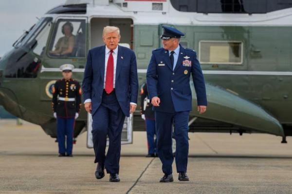 Presiden AS Donald Trump berjalan bersama Kolonel Christopher Robinson, Komandan Angkutan Udara ke-89 setelah turun dari Marine One di Pangkalan Gabungan Andrews, Maryland, AS, 1 Agustus 2025. REUTERS 