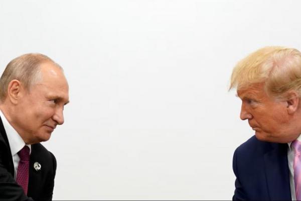 Presiden AS Donald Trump dan Presiden Rusia Vladimir Putin mengadakan pertemuan bilateral di KTT G20 di Osaka, Jepang, 28 Juni 2019. REUTERS 