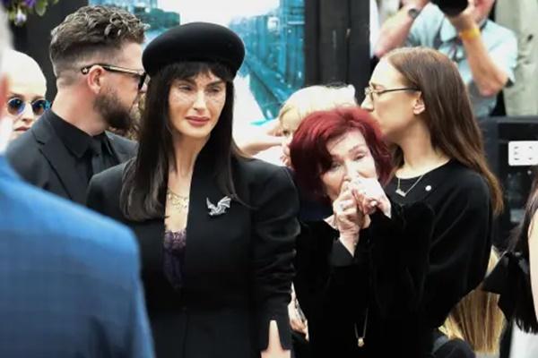 Aimee Osbourne mengadakan reuni publik pertamanya dengan ibu dan adik-adiknya selama bertahun-tahun pada prosesi pemakaman Ozzy Osbourne. (FOTO: SPLASHNEWS) 