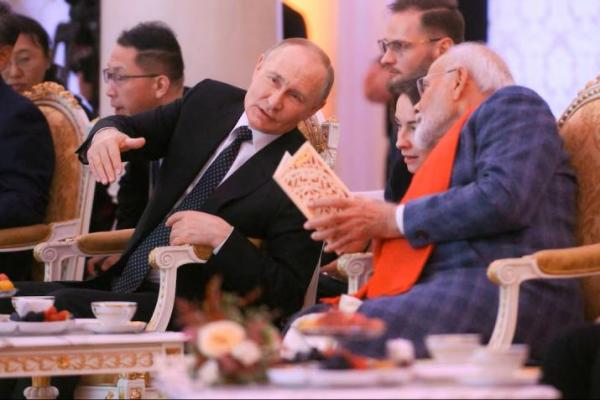 Presiden Rusia Vladimir Putin dan Perdana Menteri India Narendra Modi di sela-sela KTT BRICS di Kazan, Rusia, 22 Oktober 2024. Photo Agency via REUTERS 