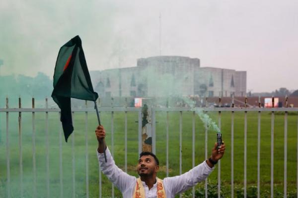 Seorang pria memegang bendera Bangladesh saat peringatan satu tahun protes mahasiswa yang berujung pada penggulingan Perdana Menteri Bangladesh saat itu, Sheikh Hasina, di Manik Mia Avenue, di luar gedung parlemen, Dhaka, Bangladesh, 5 Agustus 2025. REUTERS 