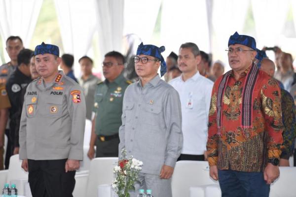 Mendes PDT Yandri Susanto bersama Kabaharkam Polri Mohammad Fadil Imran dan Kepala BNN Martinus Hokum membuka Kegiatan Sosialisasi Praktik Baik Desa Bersinar di Desa Tambakbaya, Kecamatan Cibadak, Kabupaten Lebak Banten (Foto: Humas Kemendes PDT) 