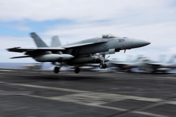 Sebuah jet F-18 mendarat di landasan pacu kapal induk USS Carl Vinson selama latihan militer Rim of the Pacific sekitar 100 mil selatan Oahu, Hawaii, AS, 19 Juli 2024. REUTERS 