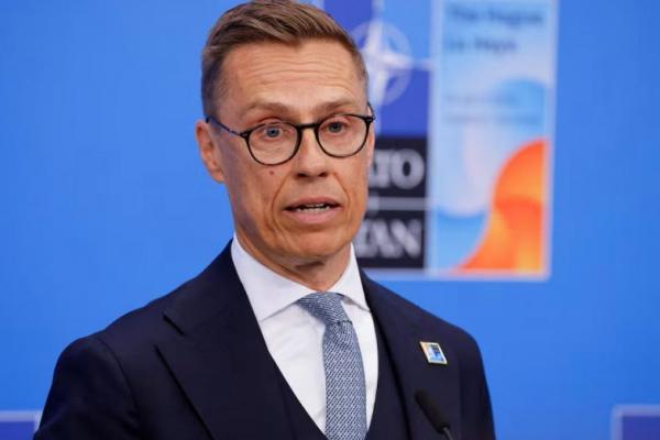 Presiden Finlandia Alexander Stubb berbicara kepada media saat tiba untuk menghadiri KTT Kepala Negara dan NATO di Den Haag, pada 25 Juni 2025. Foto via REUTERS 