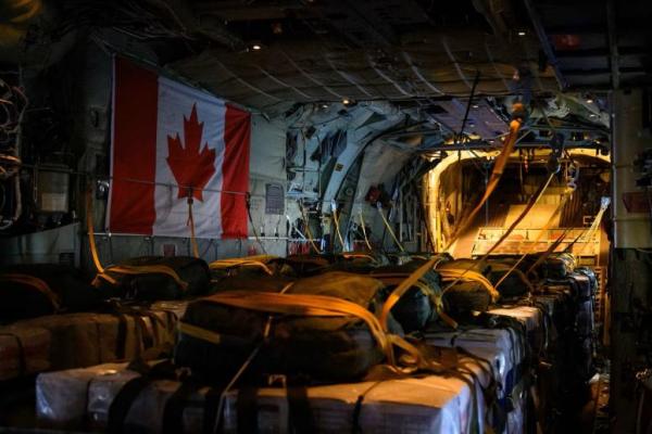 Palet disiapkan di pesawat angkut CC-130 Hercules Angkatan Udara Kerajaan Kanada mengirim sekitar 21.600 pon bantuan kemanusiaan di Jalur Gaza, di Bandara Internasional Queen Alia di Amman, Yordania, 4 Agustus 2025. Handout via REUTERS 