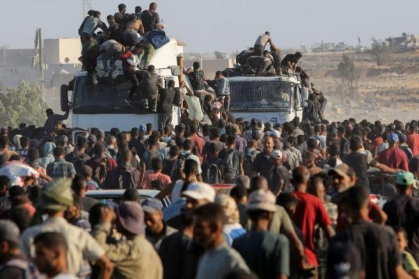 Warga Palestina naik ke truk saat mencari pasokan bantuan di Khan Younis, Jalur Gaza selatan, 4 Agustus 2025. REUTERS 