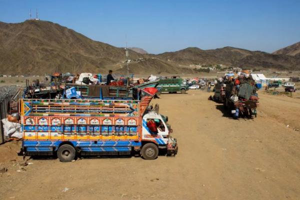 Truk-truk yang mengangkut warga negara Afghanistan, yang diusir dari Pakistan, di Mohmand Dara, perbatasan Torkham, provinsi Nangarhar, Afghanistan, 15 April 2025. REUTERS 