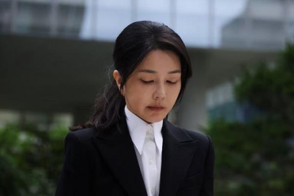Mantan Ibu Negara Korea Selatan, Kim Keon Hee, tiba di kantor kejaksaan khusus di Seoul, Korea Selatan, 6 Agustus 2025. REUTERS 