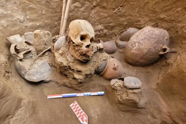 Tengkorak yang diyakini berusia lebih dari 1.000 tahun ditemukan di dekat makam kuno lainnya selama pekerjaan pemasangan pipa gas, di Lima, Peru, 30 Juli 2025. Handout via REUTERS 
