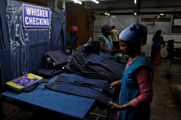 Seorang pekerja melakukan pemeriksaan akhir pada celana jeans sebelum pengemasan di sebuah unit manufaktur garmen di pinggiran Ahmedabad, India, 5 Agustus 2025. REUTERS 