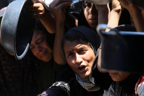 Warga Palestina menunggu untuk menerima makanan dari dapur amal, di tengah krisis kelaparan, di Khan Younis, Jalur Gaza selatan, 4 Agustus 2025. REUTERS 