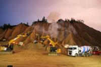 Romeo dan Juliet Versi Estonia Tampilkan Truk dan Alat Penggali yang Dimabuk Cinta