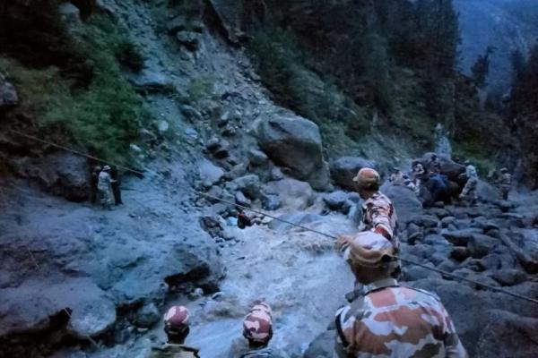 Operasi penyelamatan di tengah hujan deras di lokasi yang disebutkan sebagai Kinnaur, Himachal Pradesh, India, 6 Agustus 2025. Handout via REUTERS 