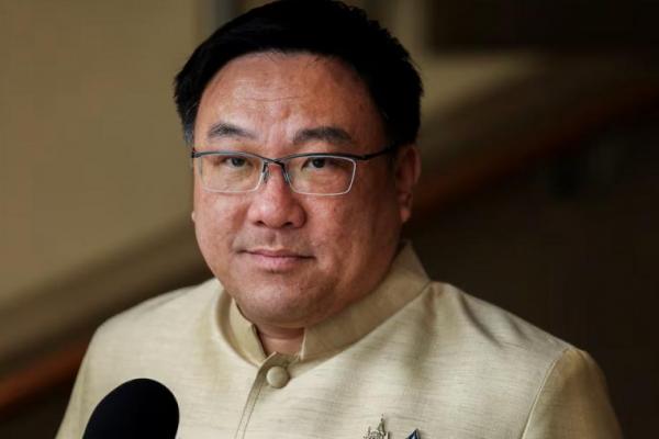 Wakil Menteri Keuangan Thailand, Julapun Amornvivat, terlihat saat berbicara kepada media di Gedung Pemerintah, Bangkok, Thailand, 8 Juli 2025. REUTERS 