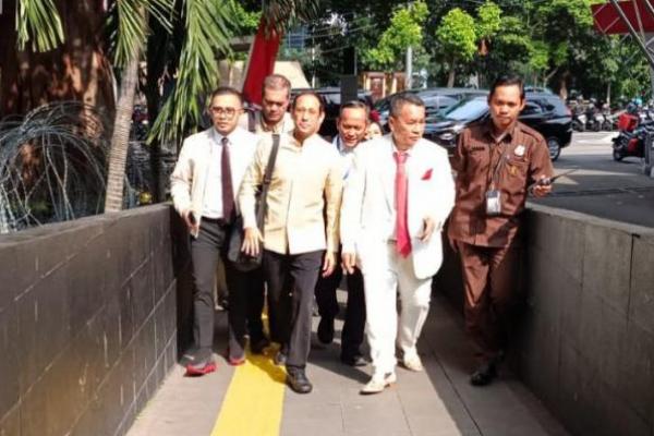 Eks Mendikbudristek Nadiem Anwar Makarim didampingi Hotman Paris untuk memenuhi panggilan KPK terkait kasus dugaan korupsi Google Cloud (Foto: Jurnas.com) 