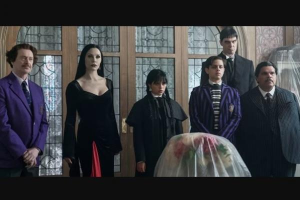Serial horor komedi Wednesday yang dibintangi Jenna Ortega dan Catherine Zeta Zones. (FOTO: NETFLIX) 
