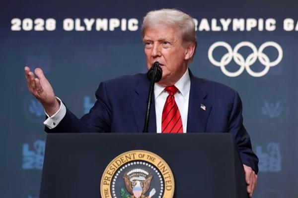 Presiden Amerika Serikat Donald Trump menyampaikan pidato setelah menandatangani perintah eksekutif untuk membentuk satuan tugas Olimpiade Gedung Putih guna menangani keamanan dan masalah lain terkait Olimpiade Los Angeles 2028, di auditorium South Court, di kampus Gedung Putih. (FOTO: REUTERS)  