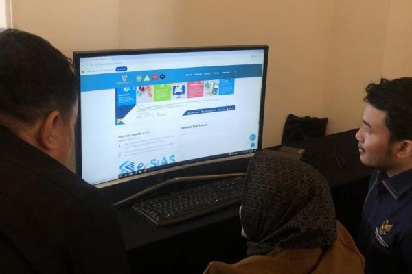 Salah seorang penyandang disabilitas sedang mengakses laman Lembaga Sensor Film (LSF) (Foto: M.Habib Saifullah/Katakini.com) 