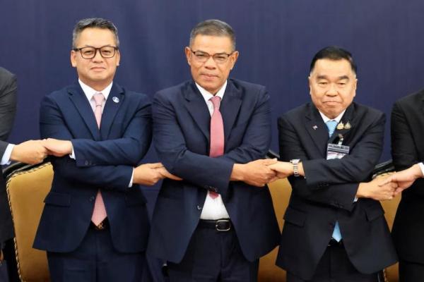 Wakil Menhan Thailand Nattaphon Narkphanit, Mendagri Malaysia Saifuddin Nasution Ismail, dan Menhan Kamboja Jenderal Tea Seiha foto bersama menjelang Komite Perbatasan Umum Luar Biasa di Kuala Lumpur, Malaysia, 7 Agustus 2025. REUTERS 