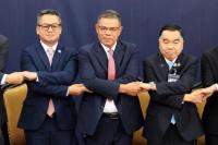 Wakil Menhan Thailand Nattaphon Narkphanit, Mendagri Malaysia Saifuddin Nasution Ismail, dan Menhan Kamboja Jenderal Tea Seiha foto bersama menjelang Komite Perbatasan Umum Luar Biasa di Kuala Lumpur, Malaysia, 7 Agustus 2025. REUTERS
