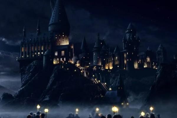 Sekolah sihir Hogwarts dalam film Harry Potter. (FOTO: WARNER BROS.)  