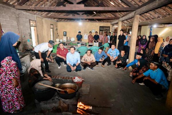 Wakil Ketua MPR RI dari Partai Demokrat, Edhie Baskoro Yudhoyono (Ibas ) ketika mengunjungi langsung UMKM Gula Jawa di Desa Widoro, Kabupaten Pacitan, Kamis (Foto: Humas MPR) 