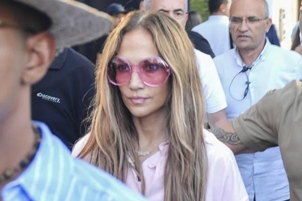 Jennifer Lopez Ditolak Masuk Toko Chanel di Istanbul, Begini Reaksinya. (FOTO: BACKGRID) 