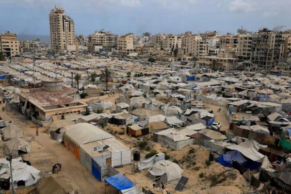 Warga Palestina yang terlantar akibat serangan Israel, berlindung di tenda-tenda, di tengah krisis kelaparan, di Kota Gaza, 1 Agustus 2025. REUTERS 