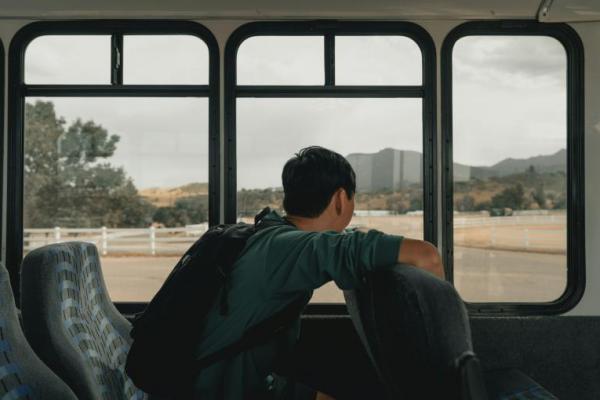 Ilustrasi seseorang sedang melamun (Foto: Unsplash/Clay Banks) 