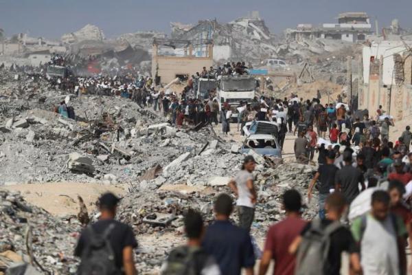 Warga Palestina membawa pasokan bantuan yang masuk ke Gaza melalui Israel, di Beit Lahia, Jalur Gaza utara, 2 Agustus 2025. REUTERS 